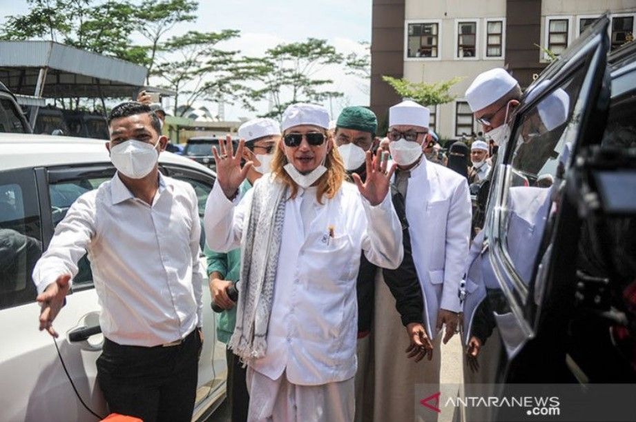 Penceramah Habib Bahar bin Smith (tengah) tiba di Polda Jabar untuk menjalani pemeriksaan di Bandung, Jawa Barat, Senin (3/1/2022). Polda Jabar telah menetapkan Habb Bahar sebagai tersangka penyebar hoaks dalam ceramahnya. [ANTARA FOTO/Raisan Al Farisi/aww/pri]