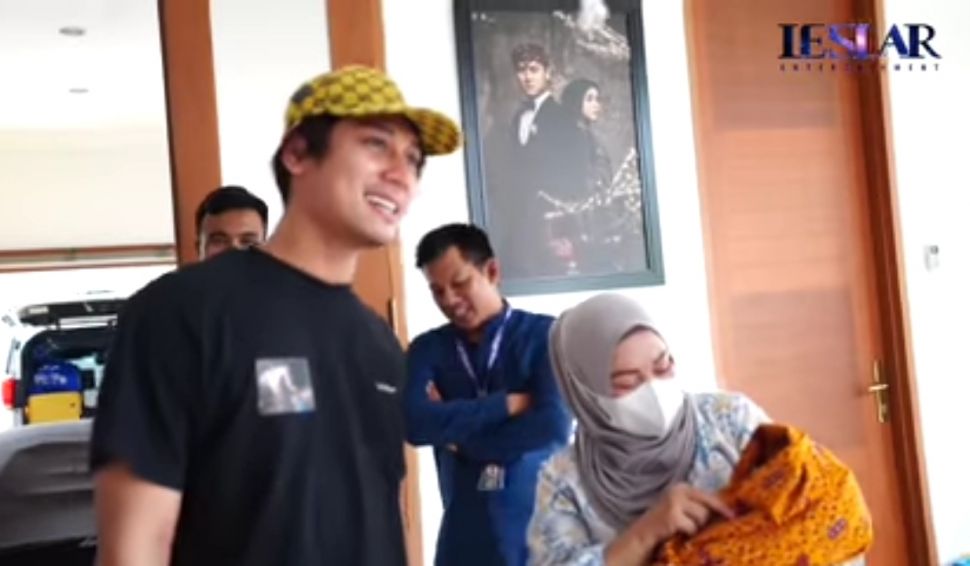 Momen Lesti Kejora ke Rumah Usai Lahiran. (YouTube/Leslar Entertainment)