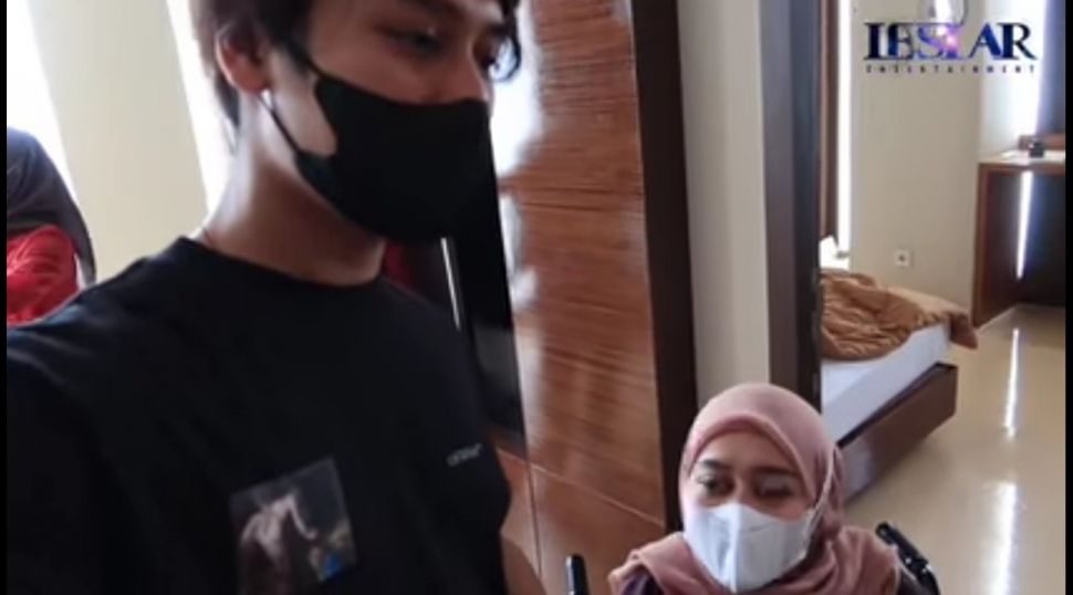 Momen Lesti Kejora ke Rumah Usai Lahiran. (YouTube/Leslar Entertainment)