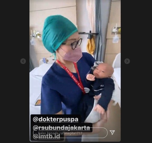 Putra Raffi Ahmad, Rafathar Malik Ahmad bersama Dokter Puspa yang akan menyunatnya. [Instagram]