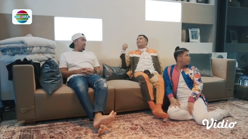 Irfan Hakim dan Jirayut berada di ruang tengah rumah Ahmad Sahroni, si Crazy Rich Tanjung Priok. [YouTube Indosiar]