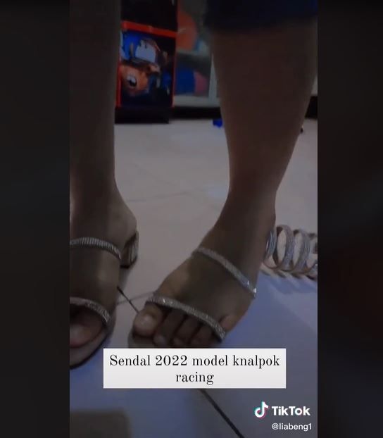 Viral Bentuk Sepatu Sandal Dibilang Mirip Knalpot (tiktok.com/@liabeng1)