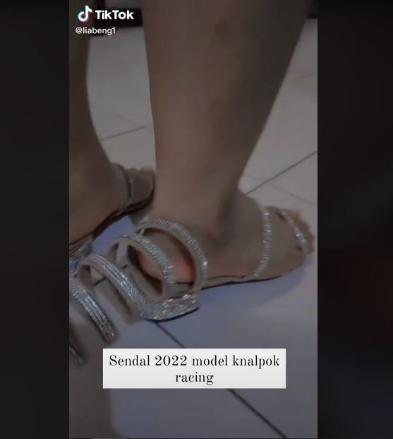 Viral Bentuk Sepatu Sandal Dibilang Mirip Knalpot (tiktok.com/@liabeng1)