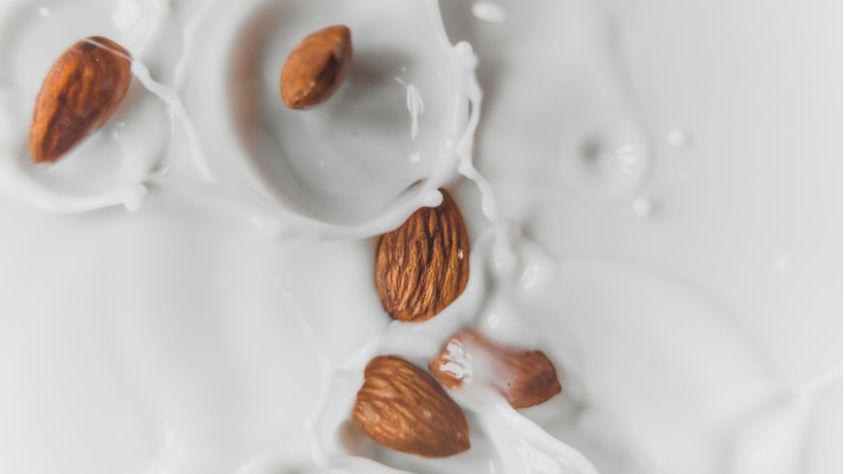 Manfaat susu almond untuk kesehatan. (Unsplash/Austin Wilcox)