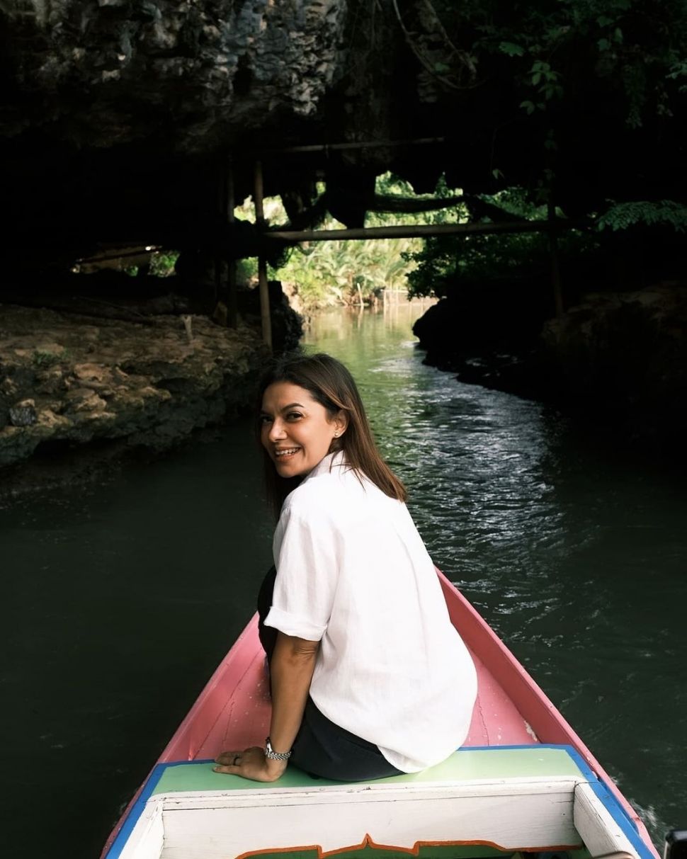 Najwa Shihab menyusuri sungai di Rammang-Rammang. [Instagram]