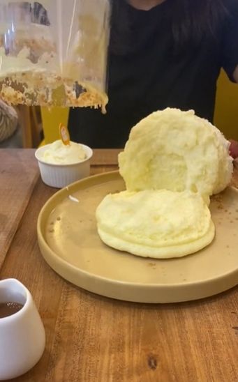 Niat Bikin Konten Estetika, Video Review Souffle Pancake Ini Akhirnya Canggung.  (TikTok/random5hh)