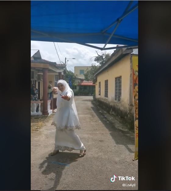 Pengantin wanita yang diminta untuk melakukan Silat setelah menikah (tiktok.com/@i.n4yli)
