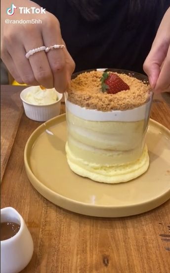 Niat Bikin Konten Estetik, Video Review Souffle Pancake Ini Berujung Ngenes. (TikTok/random5hh)