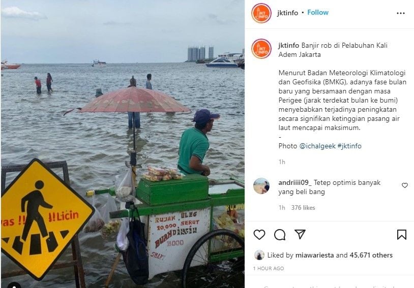 Jualan di tengah banjir rob (instagram.com/jktinfo/)