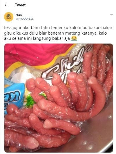 Sosis dikukus bersama plastiknya (Twitter @FFOODFESS)