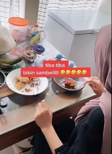 Tak pernah memegang bumbu dapur sebelumnya, perempuan ini tiba-tiba bikin sambal lantaran hendak menikah. (TikTok/febaidelue)