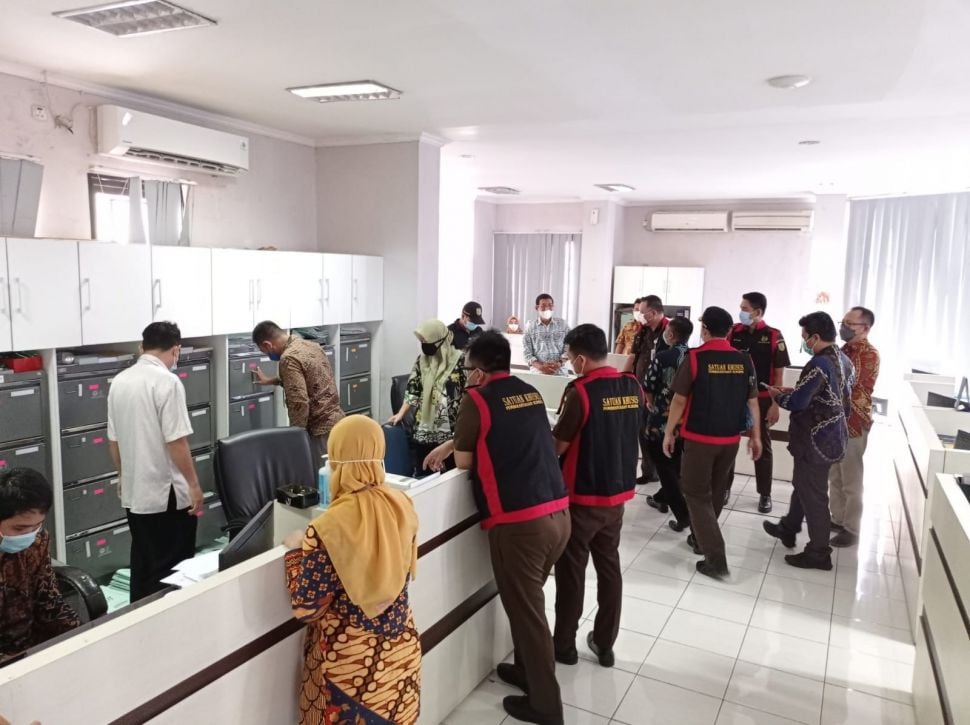 Penyidik Kejari Kota Cilegon menggeledah Kantor BPRS Cilegon Mandiri, Kamis (6/1/2022). [IST/Dok Kejari Cilegon]