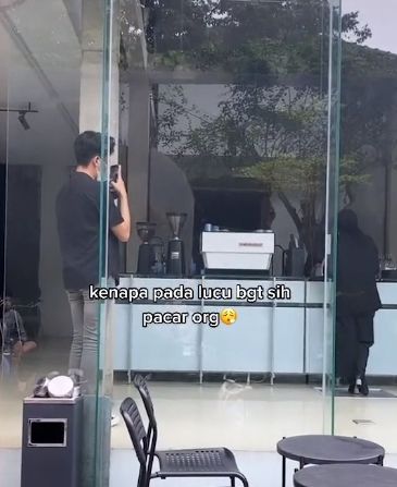 Laki-laki tengah memotret seorang perempuan yang diduga kekaksihnya secara diam-diam buat warganet iri. (TikTok/pujaanmantu)