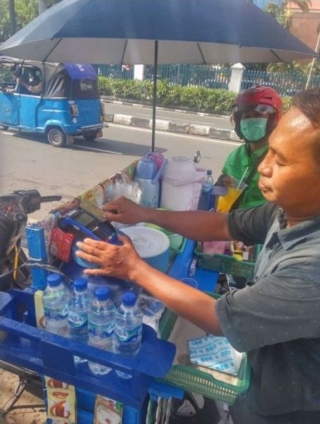 Aksi penjual minuman canggih. [Twitter]