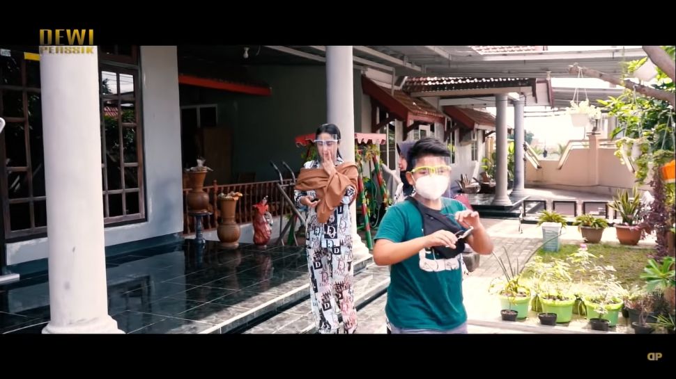 Rumah Orangtua Artis di Kampung (YouTube/DEWI PERSSIK)