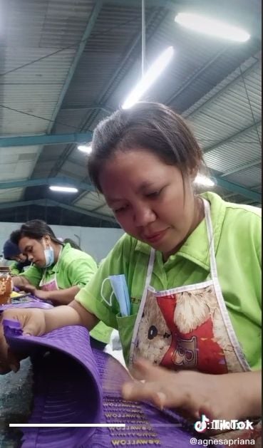 Proses pewarnaan sandal Swallow yang masih manual menggunakan tangan. (TikTok/agnesapriana)