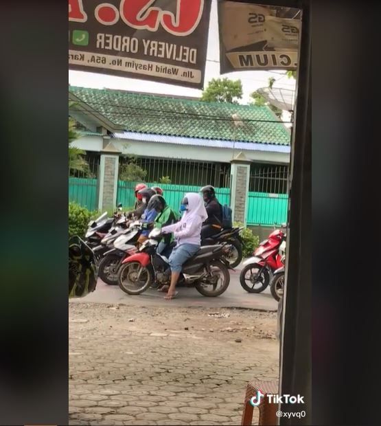 Viral Wanita Pakai Kerudung di Atas Helm (tiktok.com/@xyvq0)