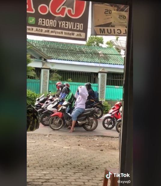 Viral Wanita Pakai Kerudung di Atas Helm (tiktok.com/@xyvq0)