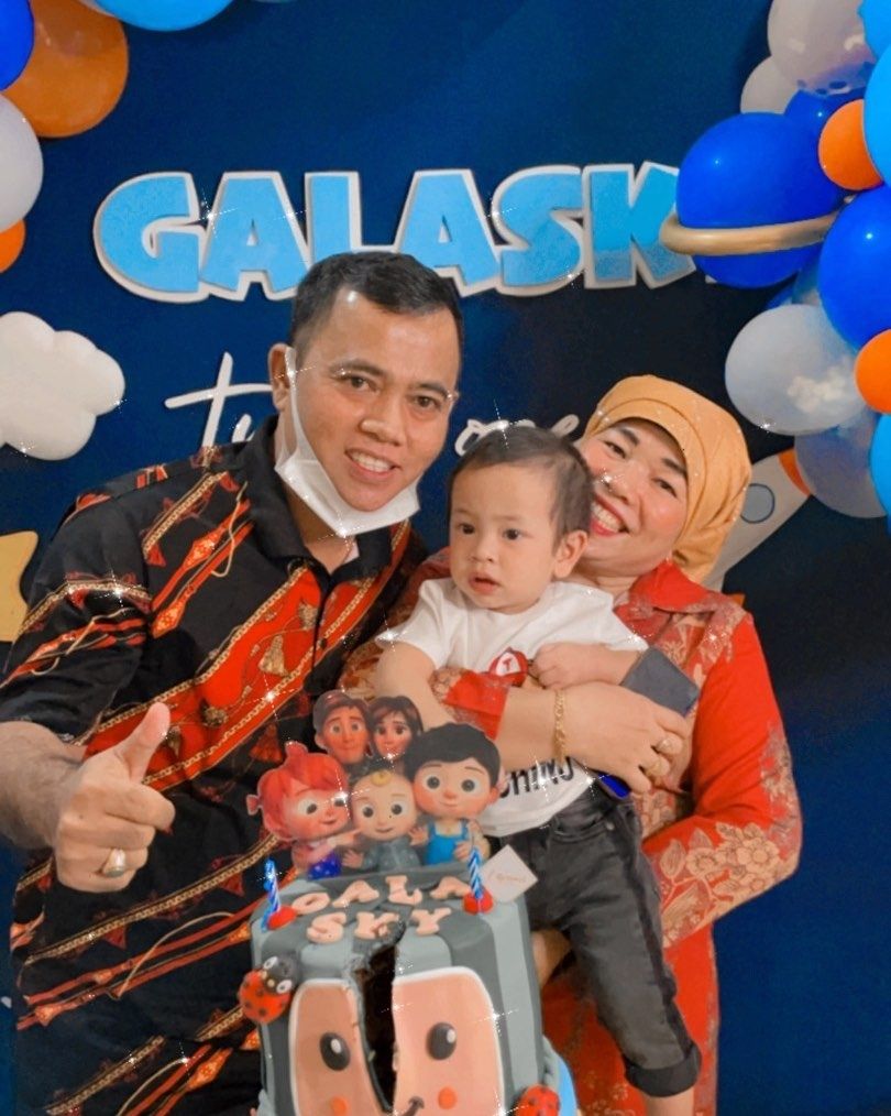 H Faisal dan istri bersama Gala Sky Andriansyah. [Instagram]