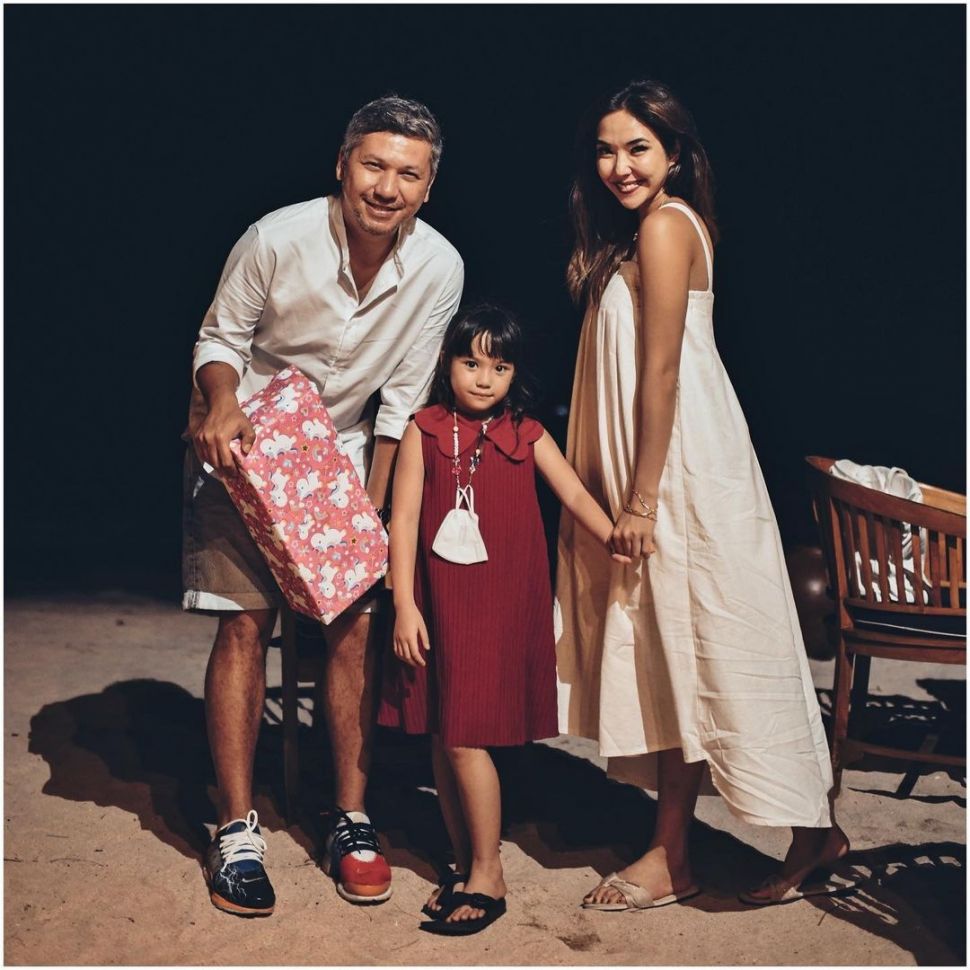 Gading Marten, Gisella Anastasia dan Gempita Nora Marten saat berlibur di Bali. [Instagram]