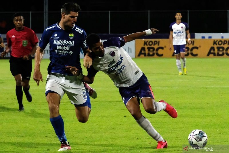 Pesepak bola Persib Bandung Nick Kuipers (kiri) berebut bola dengan pesepak bola Persita Taylon (kanan) pada pertandingan Liga 1 di Stadion I Gusti Ngurah Rai, Denpasar, Bali, Jumat (7/1/2022). Persib Bandung menang atas Persita dengan skor 1-0. ANTARA FOTO/Nyoman Hendra Wibowo/rwa.