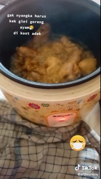 Goreng ayam pakai ricecooker (TikTok @afifeomma)