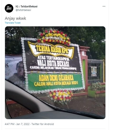 Cuitan foto karangan bunga Ahmad Deni untuk KPK yang menjadi viral di media sosial. (Twitter/txtdrbekasi)