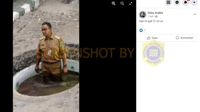 Foto Anies Baswedan di dalam sumur resapan. [Turnbackhoax.id]