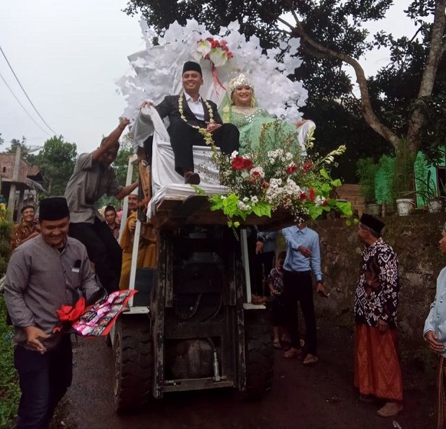 Acara boyong pengantin naik forklift di Desa Kupen, Kecamatan Pringsurat, Kabupaten Magelang, Minggu (9/1/2022). (Dok. Muslihin)