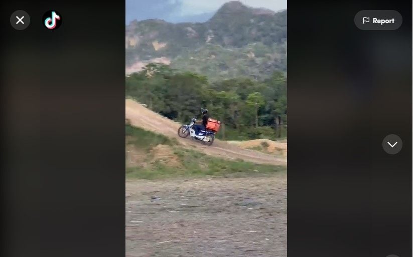 Viral! Mirip Pembalap Motor Trail, Aksi Kurir Antar Barang Ini Jadi Sorotan. (Dok: TikTok/afieqapek)