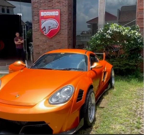 Modifiasi mobil Porsche dari Charock. [Instagram]