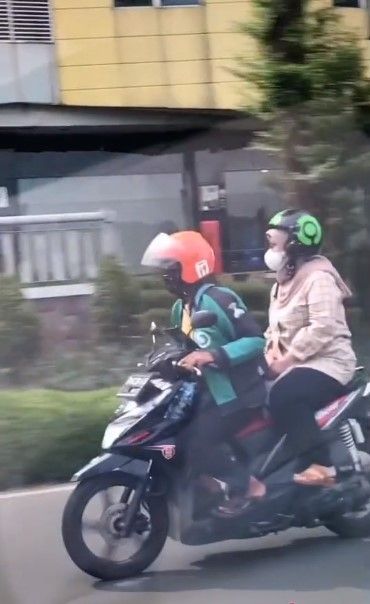 Posisi duduk bang ojol (tiktok.com/@arikriukk)