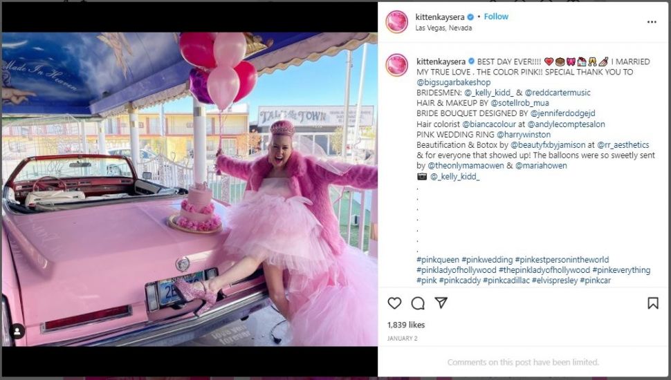 Wanita Menikah dengan Warna Pink (instagram.com/kittenkaysera)