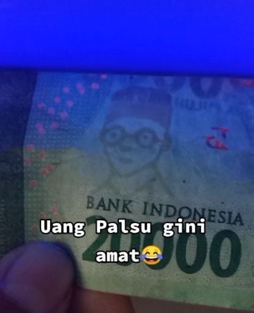 Penampakan coretan gambar di uang palsu RP 20 ribu yang buat warganet tertawa. (TikTok/laela46ii)