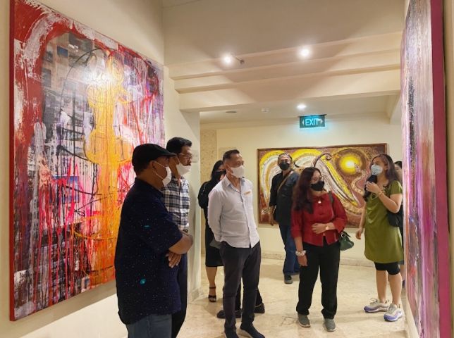 Pengunjung menyaksikan pameran lukisan di rumah budaya Hyatt Regency Yogyakarta. (Istimewa)