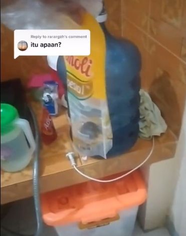 Seekor tikus yang masuk ke dalam bungkus minyak goreng buat seorang pria menangis. (TikTok/akkbbaarr25)