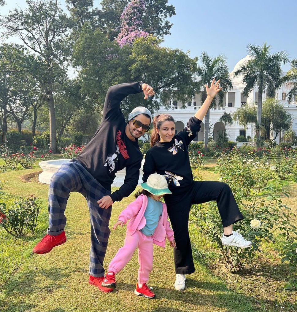 Soha Ali Khan bersama Kunal Kemmu dan putrinya asyik bermain di salah satu sudut taman di Istana Pataudi. [Instagram]