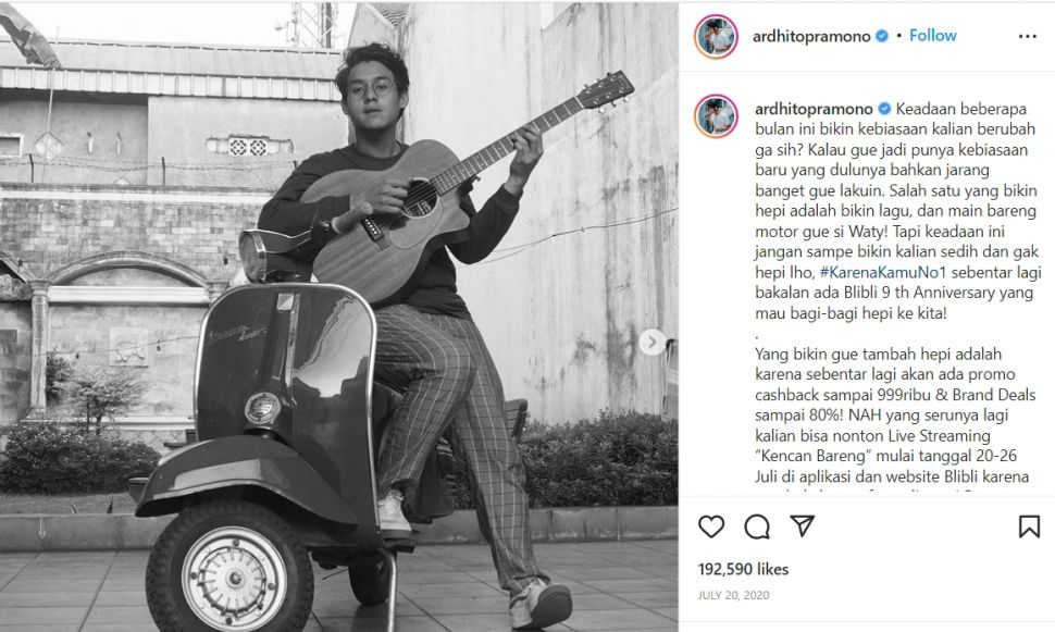 Ardhito Pramono tampil keren di atas Vespa klasik (Instagram)