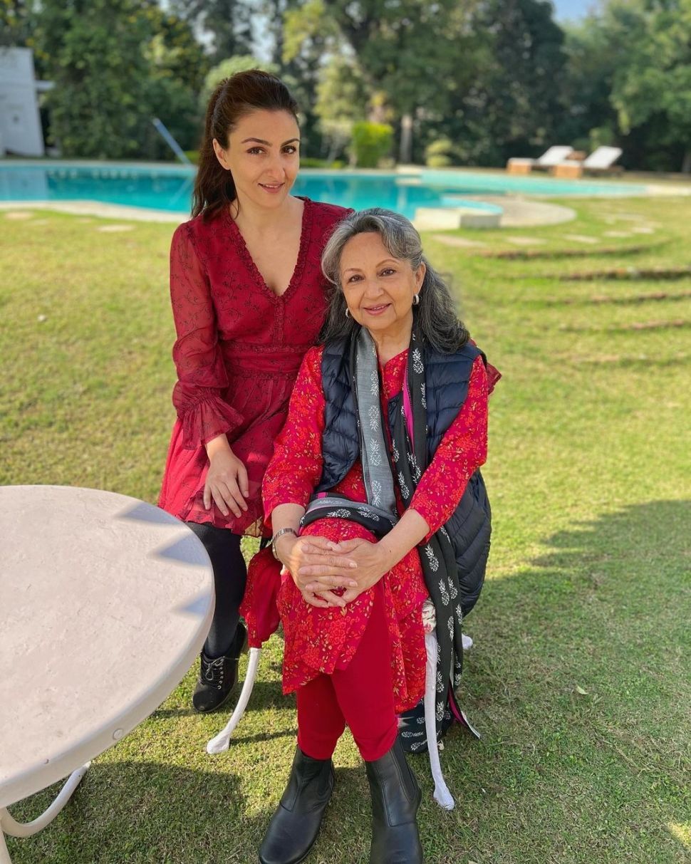 Soha Ali Khan bersama sang ibu, Sharmila Tagore di Istana Pataudi. [Instagram]