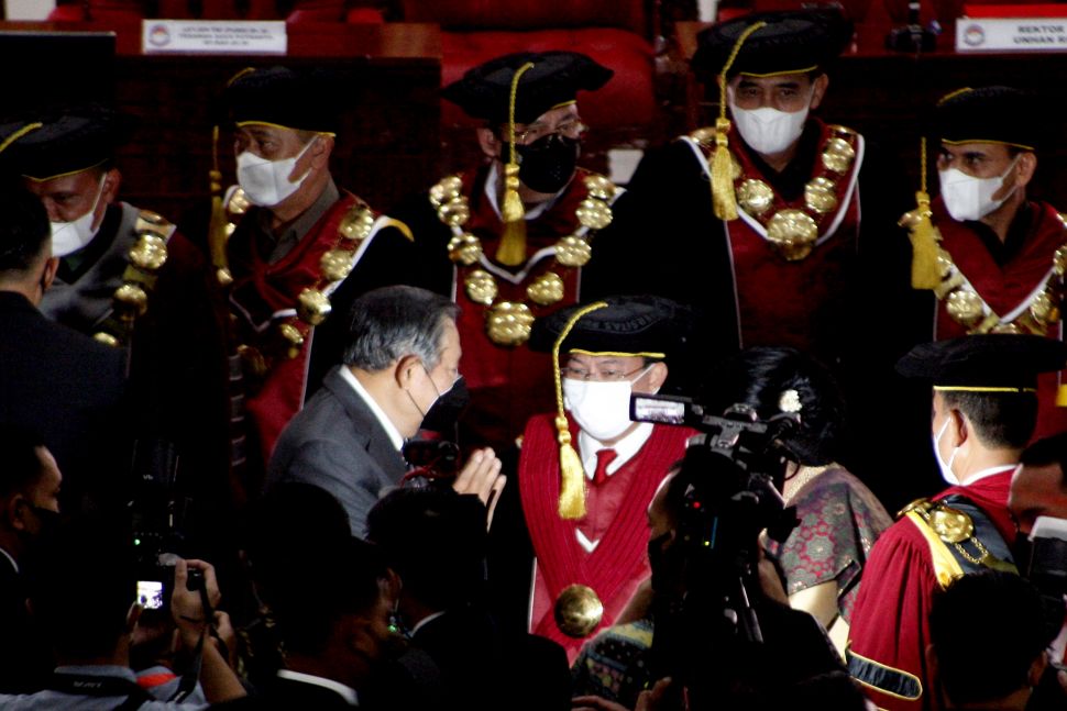 Mantan Presiden Indonesia ke-6 Susilo Bambang Yudhoyono (kanan) berbincang dengan Menteri Pertahanan Prabowo Subianto (kiri) saat prosesi Pengukuhan Guru Besar Mantan Menteri Kesehatan Prof. Dr. dr. Terawan Agus Putranto, Sp.Rad (K) di Aula Merah Putih, Universitas Pertahanan, Sentul, Kabupaten Bogor, Jawa Barat, Rabu (12/1/2022). ANTARA FOTO/Yulius Satria Wijaya