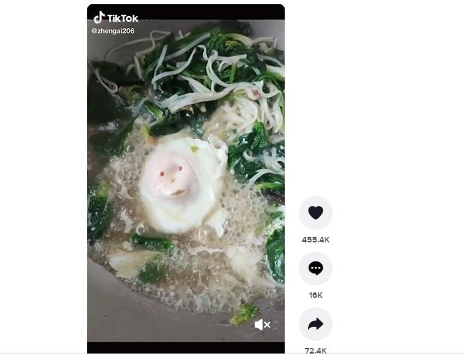 Penampakan Telur Rebus Dalam Mi Instan. (TikTok)