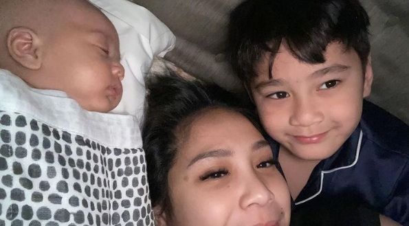 Nagita Slavina dan dua anaknya, Rayyanza dan Rafathar [Instagram/raffinagita1717]