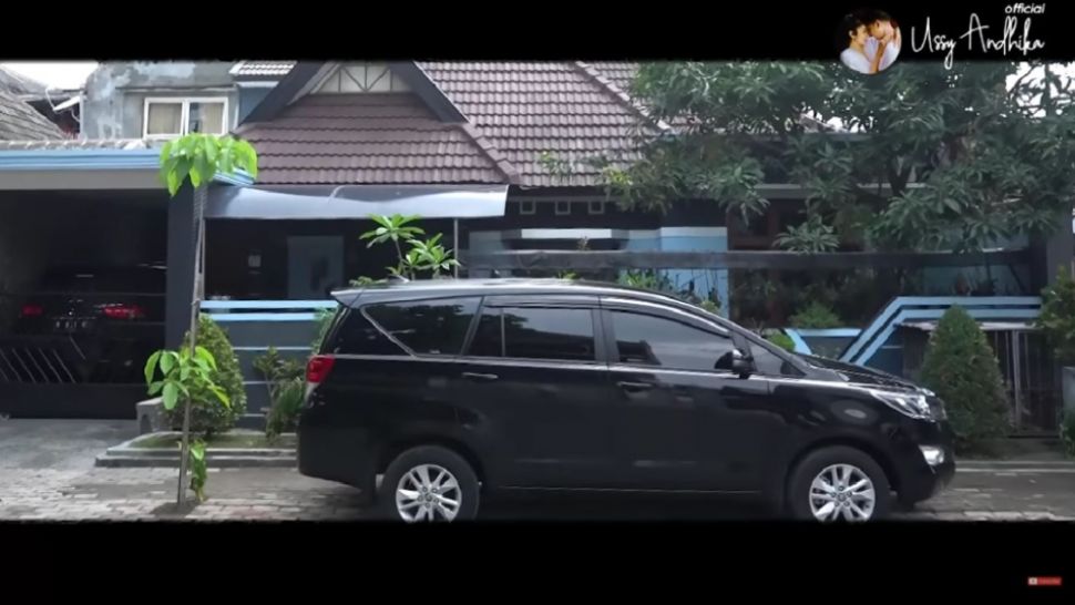 Rumah Artis Pria di Kampung