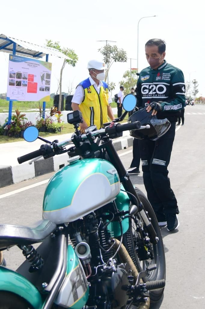 Presiden Joko Widodo (Jokowi) mengenakan jaket custom buatan dalam negeri bermerek Rabbit and Wheels saat melakukan kunjungan kerja ke NTB, Kamis (13/1/2022). (Foto BPMI Sekretariat Presiden)