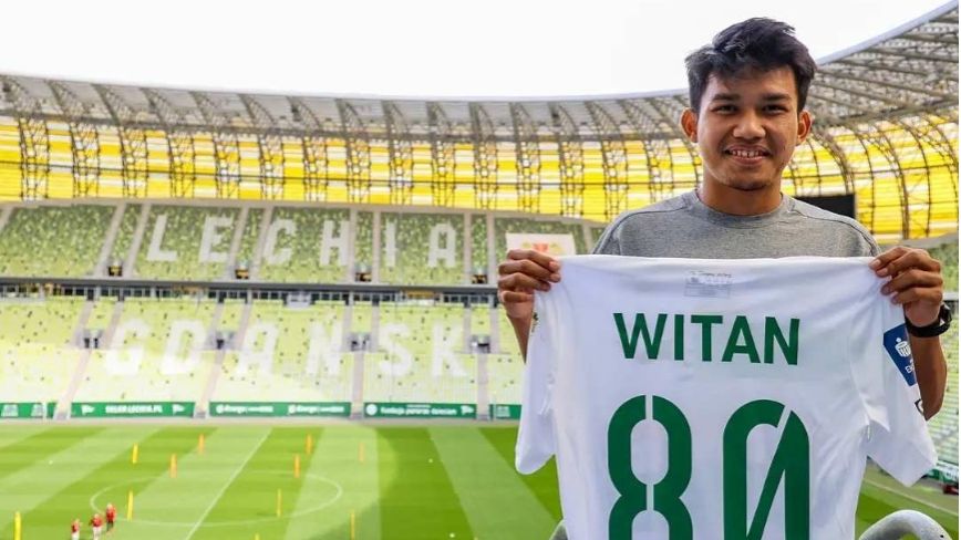 Witan Sulaeman ketika diperkenalkan sebagai pemain Lechia Gdansk. (Instagram/@lechia_gdansk)