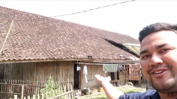 Rumah Artis Pria di Kampung