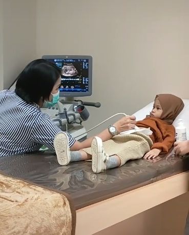 Anak kecil perempuan yang tengah bermain hamil-hamilan dengan dokter asli. (TikTok/lolaanggraini)