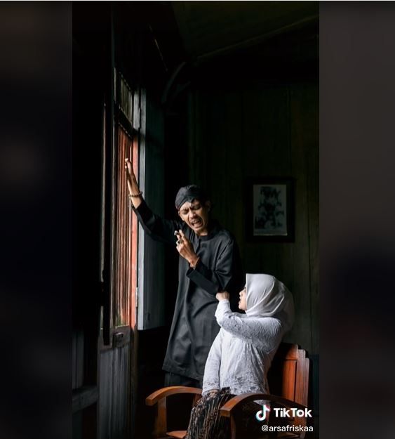 Viral Foto Prewedding Unik, Suami Bergaya Jadi Dukun (tiktok.com/@arsafriskaa)