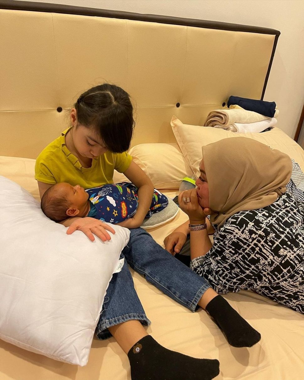 Potret Amabel Lennata 'Anak' Lesti Kejora Momong Baby Leslar (instagram/@amabellennata)