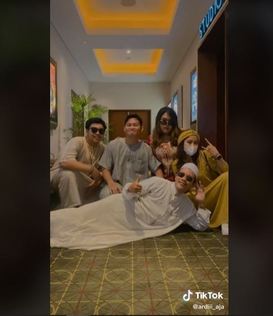 Viral Outfit Nonton Makmum 2 (tiktok.com/ardiii_aja)